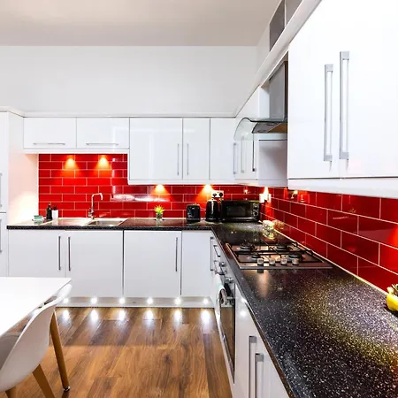 Spacious Close To City Centre With Secure Parking *