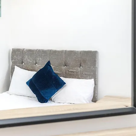 Spacious Close To City Centre With Secure Parking