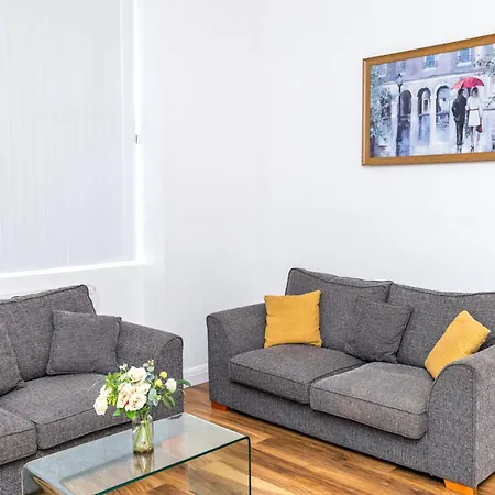Spacious Close To City Centre With Secure Parking Apartment