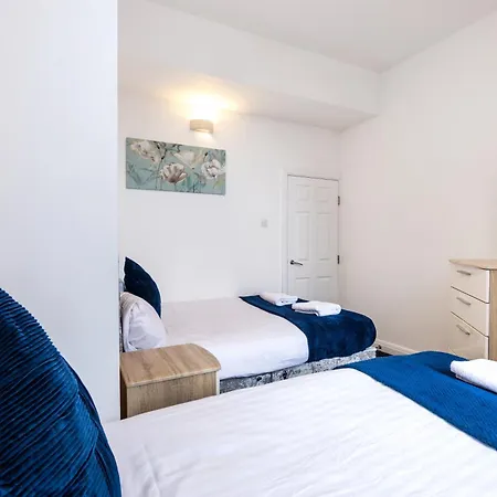 Spacious Close To City Centre With Secure Parking Apartment *