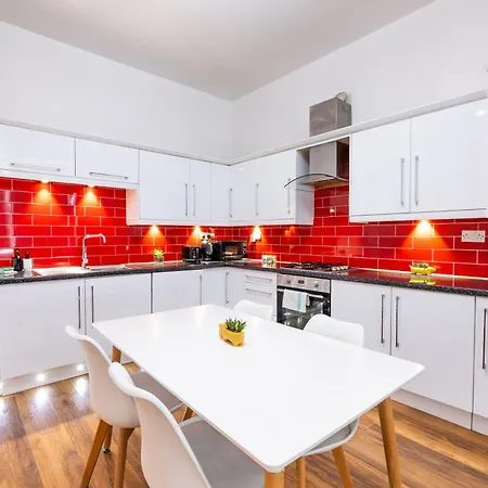 Apartment Spacious Close To City Centre With Secure Parking *